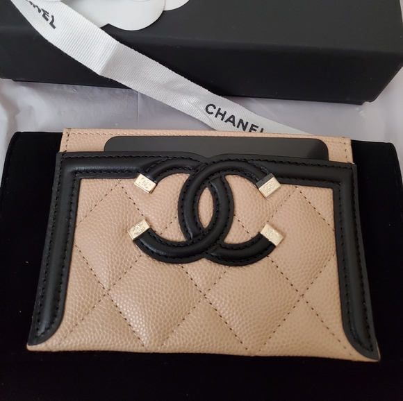 authentic Chanel filigree caviar card holder - Picture 5 of 16